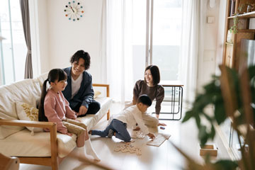 リビングに集う家族