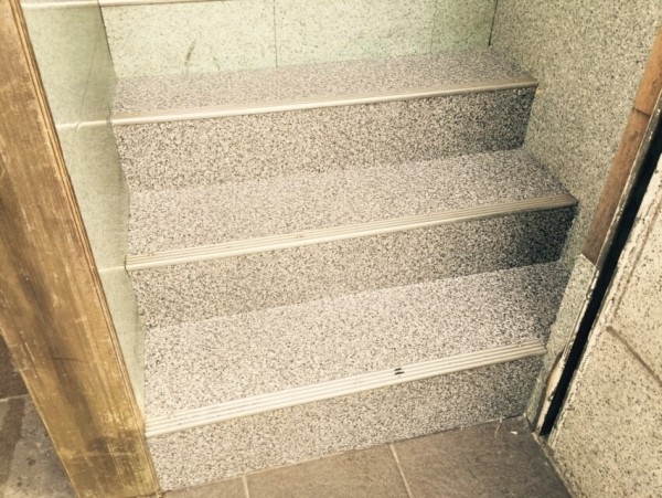 階段の補修工事　姫路市Ｎ様（店舗ビル）