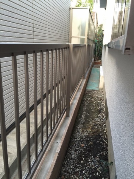外壁に合うようにシルバーのカーポート、フェンスを設置　加古川市Ｏ様邸