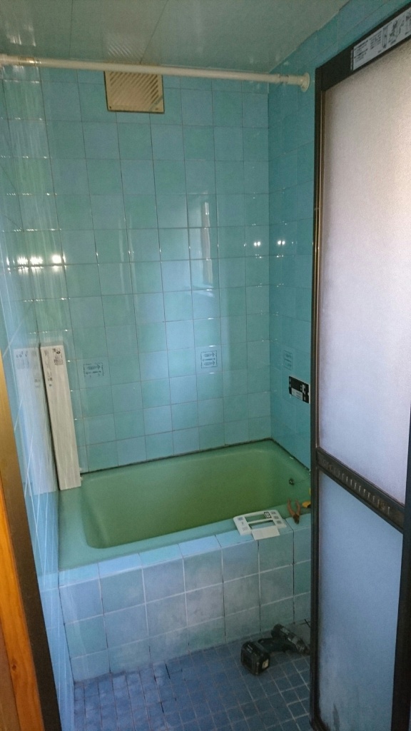 浴室パネル 壁紙の柄がアクセント 加古川市o様邸 水廻り 内装リフォーム