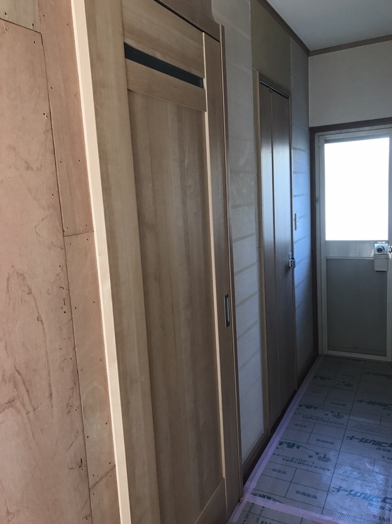洗面所のアウトセット引き戸とトイレの折れ戸で 狭さを感じない廊下に 加古川市ｔ様邸 水廻り 内装リフォーム