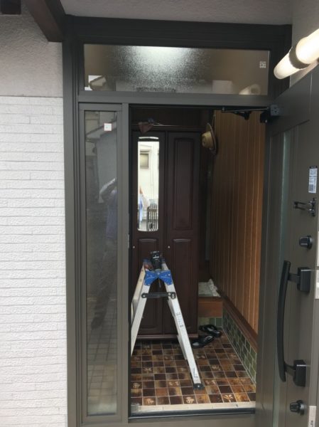 重い木製の玄関ドアをアルミ製に替えて軽量化　高砂市Ｎ様邸（玄関ドア・床リフォーム）