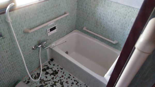 低予算で水漏れしていた浴槽取り替え　加古川市Ｉ様邸（浴室リフォーム）