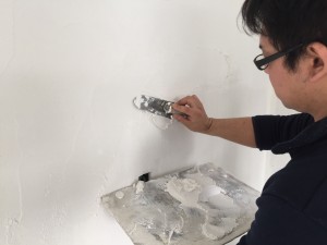 天然漆喰カルクウオールで塗り壁体験