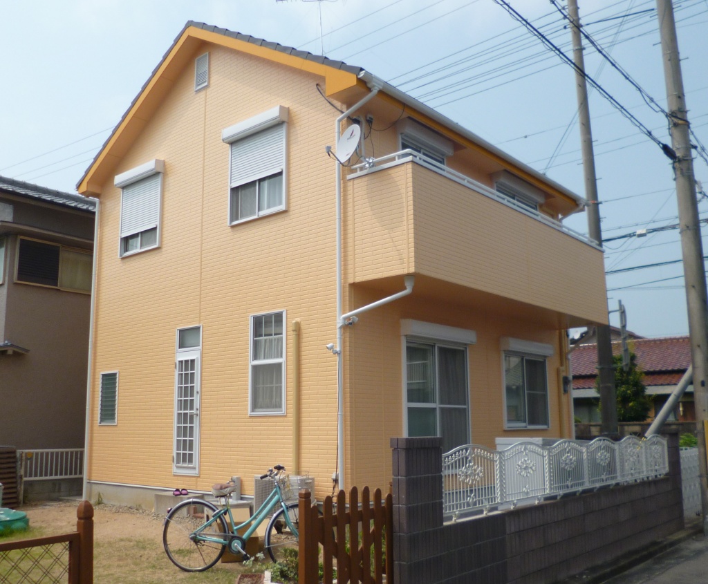 ジョイントガードでサイディング目地コーキングの劣化防止 黄色の家に外壁塗装 加古川市ｍ様邸 屋根 外壁塗装