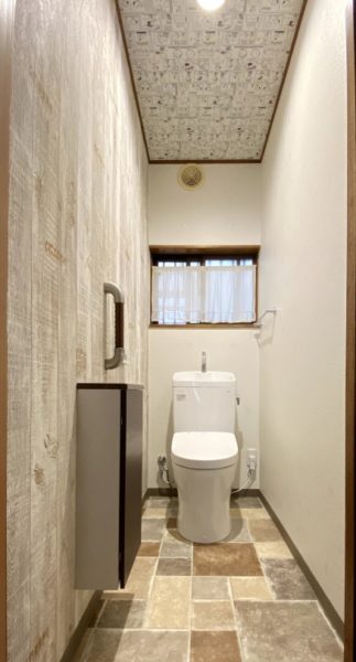 【スヌーピーの壁紙】使いにくい和式トイレを洋式トイレにリフォーム　加古川市S様邸（築29年）