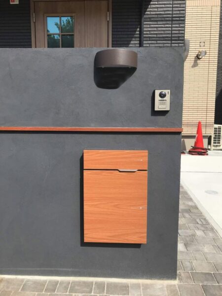 【新築外構】宅配ボックス付きデザイン門柱と境界ブロックの新設