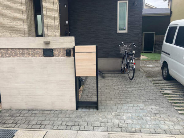 門柱を撤去して見通しの良いオープン外構へ｜宅配ボックス付きポスト設置